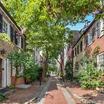 Deluxe Apt In Center City