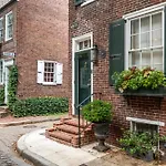 Deluxe Apt In Center City